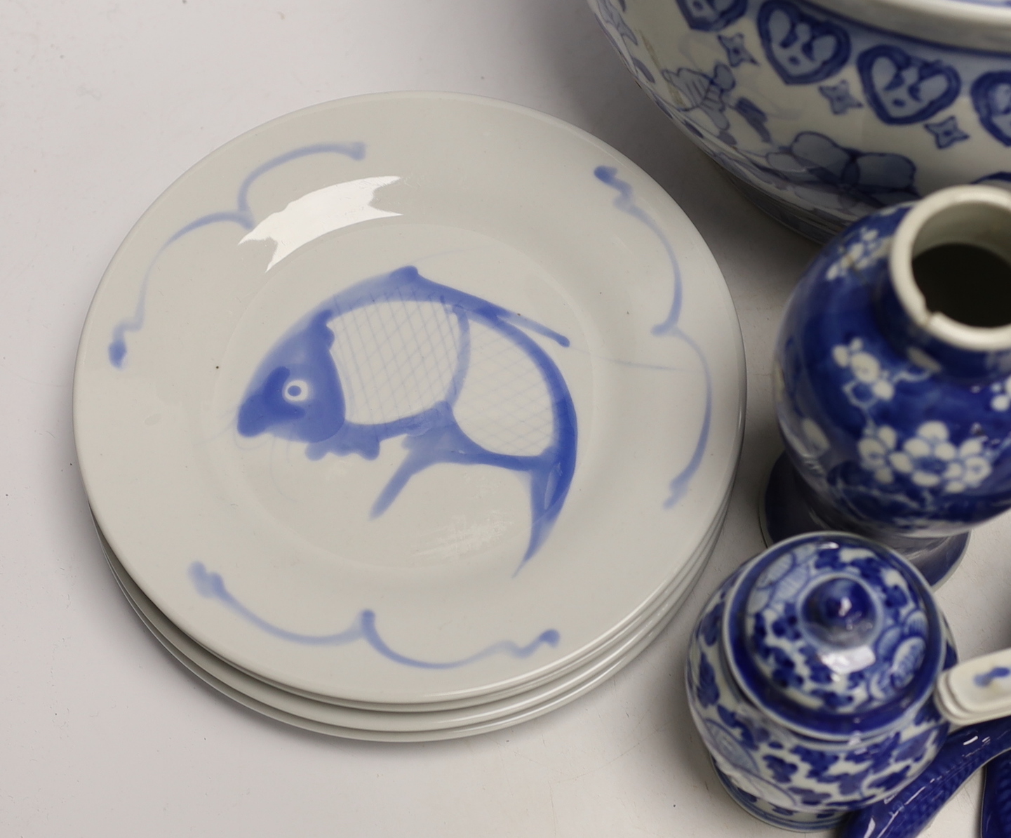 A group of Chinese and Japanese blue and white ceramics, early 20th century and later, largest 20cm